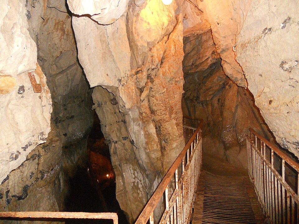 Navenakhevi Cave